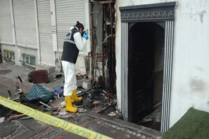 Bağcılar'da bir restoranın depo bölümünde yangın çıktı. İtfaiye ekiplerinin söndürdüğü
