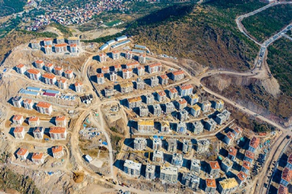 İzmir'de 2 yıl &ouml;nce meydana gelen 6.6 b&uuml;y&uuml;kl&uuml;ğ&uuml;ndeki deprem sonrası