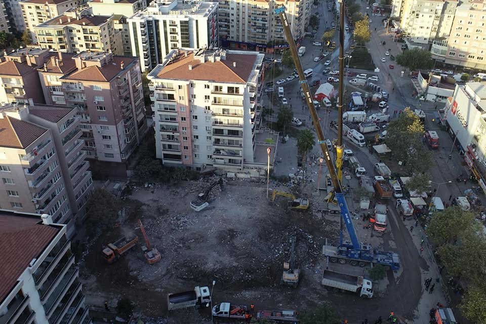 İzmir'de b&uuml;y&uuml;k depremde 36 kişinin &ouml;ld&uuml;ğ&uuml;, 17 kişinin de yaralandığı
