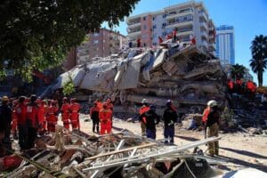 İzmir'de, ge&ccedil;en yıl 30 Ekim'de meydana gelen 6.6 b&uuml;y&uuml;kl&uuml;ğ&uuml;ndeki depremde,