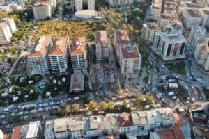 İzmir&rsquo;de ge&ccedil;tiğimiz yıl meydana gelen 6.6 b&uuml;y&uuml;kl&uuml;ğ&uuml;ndeki depremde 36 kişinin