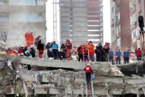İzmir'deki b&uuml;y&uuml;k depremde 36 kişinin &ouml;ld&uuml;ğ&uuml;, 17 kişinin de yaralandığı