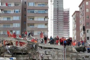 İzmir'de, ge&ccedil;en yıl meydana gelen 6.6 b&uuml;y&uuml;kl&uuml;ğ&uuml;ndeki depremde, 36 kişinin