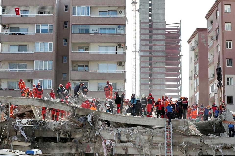 İzmir'de, ge&ccedil;en yıl meydana gelen 6.6 b&uuml;y&uuml;kl&uuml;ğ&uuml;ndeki depremde, 36 kişinin