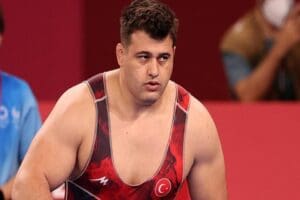 Milli g&uuml;reş&ccedil;i Rıza Kayaalp, grekoromen stil 130 kiloda İranlı Amin
