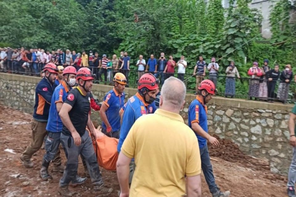 Rize&rsquo;de meydana gelen sel ve heyelan sonucu &ouml;l&uuml; sayısı 7&rsquo;ye