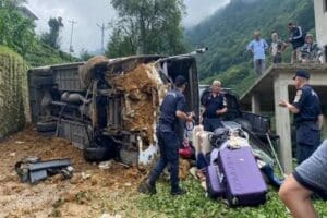 Rize&rsquo;nin G&uuml;neysu il&ccedil;esinde tur minib&uuml;s&uuml;n&uuml;n kaza yapması sonucu, aralarında &ccedil;ocukların