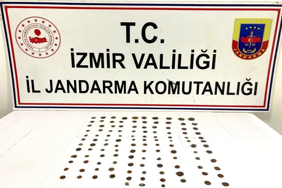 İzmir'in Tire il&ccedil;esinde, bir kişinin&nbsp;yapılan &uuml;st aramasında Roma ve Bizans