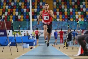 İzmirli Roman k&ouml;kenli atlet Muammer Demir, katıldığı salon atletizm şampiyonasında