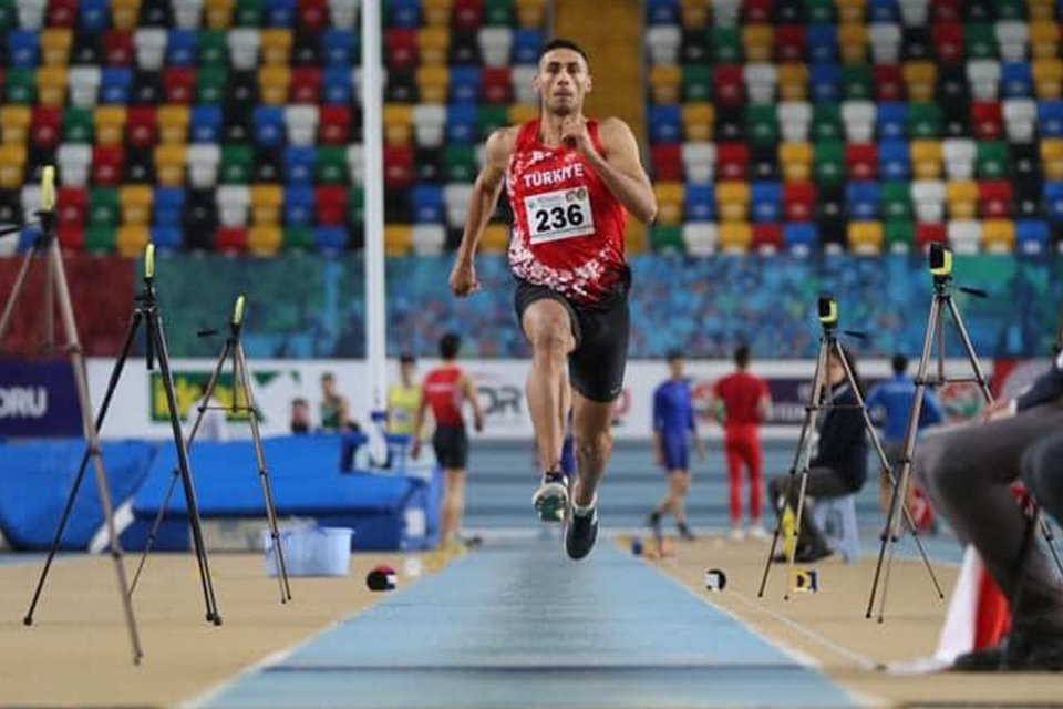 İzmirli Roman k&ouml;kenli atlet Muammer Demir, katıldığı salon atletizm şampiyonasında