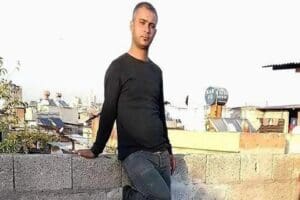 Adana'da, sokakta y&uuml;r&uuml;yen Sinan Ali Y&uuml;ceer (40), evleri g&ouml;zetlediğinden ş&uuml;phelendiği
