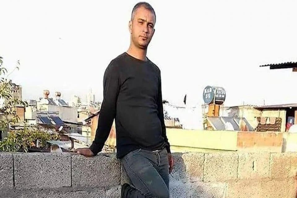 Adana'da, sokakta y&uuml;r&uuml;yen Sinan Ali Y&uuml;ceer (40), evleri g&ouml;zetlediğinden ş&uuml;phelendiği