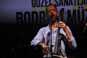 &Uuml;sk&uuml;dar&rsquo;da polisin yaptığı operasyonda evinde 1 gram esrar ele ge&ccedil;irildiği