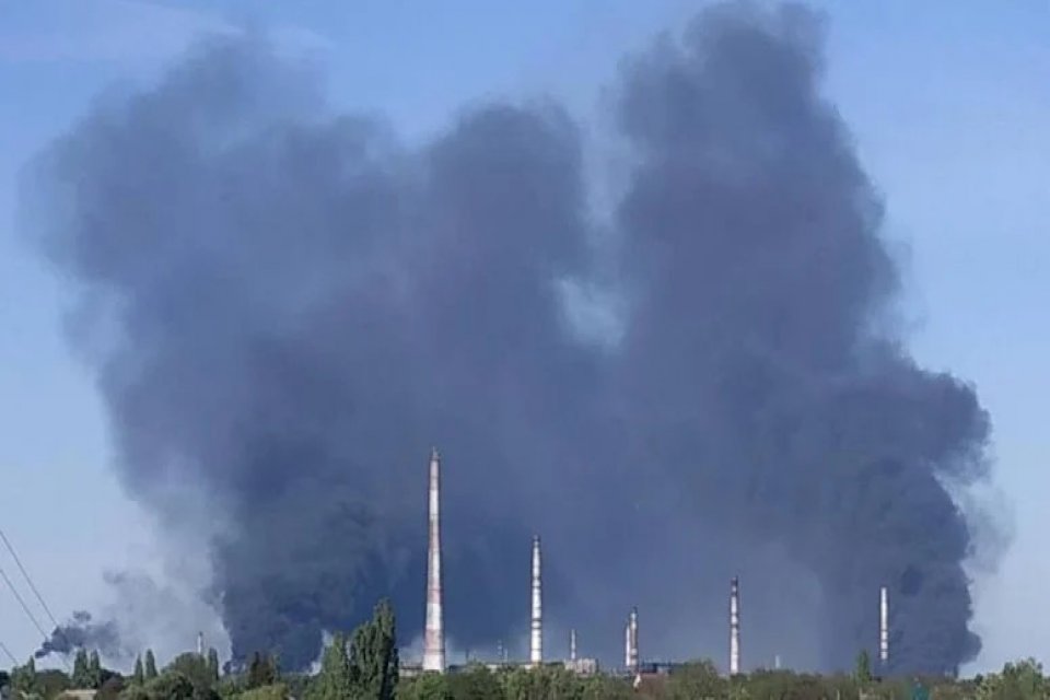 Rus ordusu Ukrayna’da petrol rafinerisini vurdu Rus ordusu, düzenlediği füze saldırısı ile Ukrayna’nın Kremençug kentinde bulunan