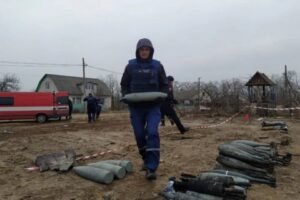 Ukrayna Acil Durumlar (DSNS) yetkilileri, Rus ordusunun &ccedil;ekildiği yerlerde askeri