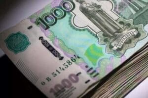 D&uuml;nyanın en fazla yaptırıma maruz kalan &uuml;lkesi Rusya'nın ulusal para