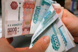 Rus rublesi, h&uuml;k&uuml;metin aldığı &ouml;nlemlere rağmen değer kaybını hızlandırdı. Dolar/ruble