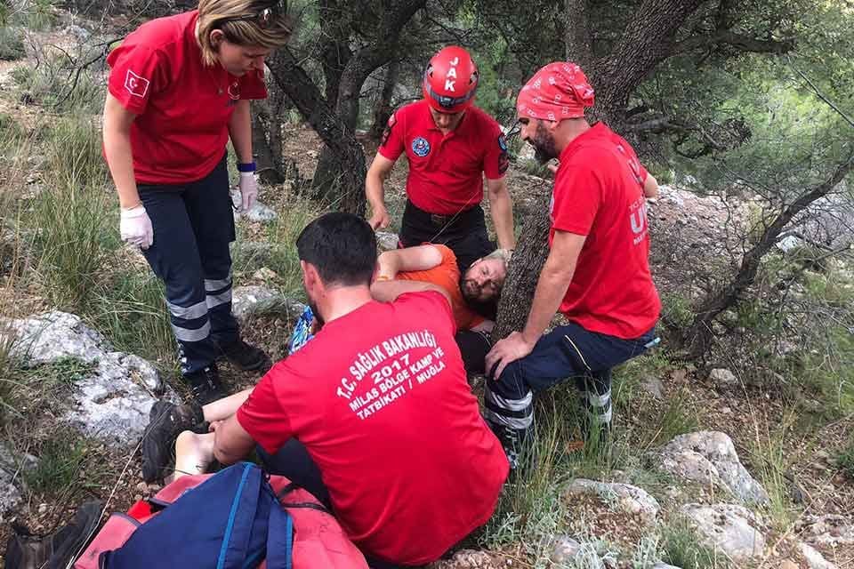 MUĞLA'nın Fethiye il&ccedil;esinde yama&ccedil; paraş&uuml;t&uuml; ile kayalık alana zorunlu iniş