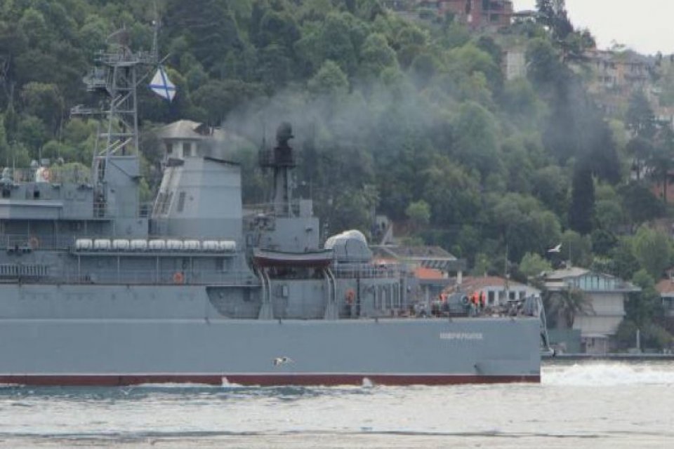 Rus ve İngiliz savaş gemileri 1 saat arayla İstanbul Boğazı'ndan