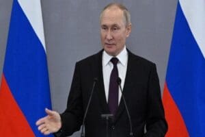 Rusya lideri Vladimir Putin, Ukrayna'da ilhak edilen d&ouml;rt b&ouml;lgede sıkıy&ouml;netim