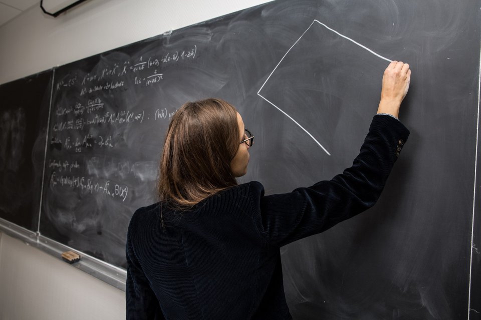 Rusya genelinde en az d&ouml;rt &ouml;ğretmenin, Rusya'nın Ukrayna'daki harekatını eleştirdikleri