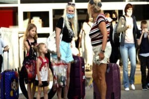 Rusya'nın 2 aydır uyguladığı u&ccedil;uş kısıtlamasının ardından ilk turist kafilesi,