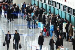 Rusya'da ilan edilen kısmi seferberlik sonrası &uuml;lke vatandaşlarının Antalya, İstanbul,