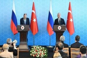 Rusya Dışişleri Bakanı Sergey Lavrov ile ortak basın toplantısı d&uuml;zenleyen&nbsp;Dışişleri