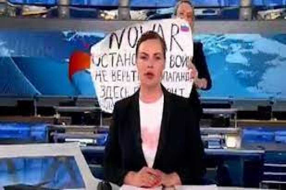 Rusya televizyonunda Ukrayna'nın işgalini protesto etmesi sonrası mahkemeye &ccedil;ıkarılan edit&ouml;r