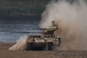 Rusya&rsquo;nın Tacikistan&rsquo;daki &uuml;ss&uuml;nde konuşlu olan tank birlikleri Afganistan sınırı boyunca