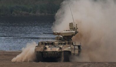 Rusya’nın tank birliklerinden Afganistan sınırında geçit