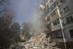 Rus g&uuml;&ccedil;lerinin Ukrayna'nın g&uuml;neydoğusundaki Zaporijya şehrinde d&uuml;zenlediği saldırıda 20 kişinin