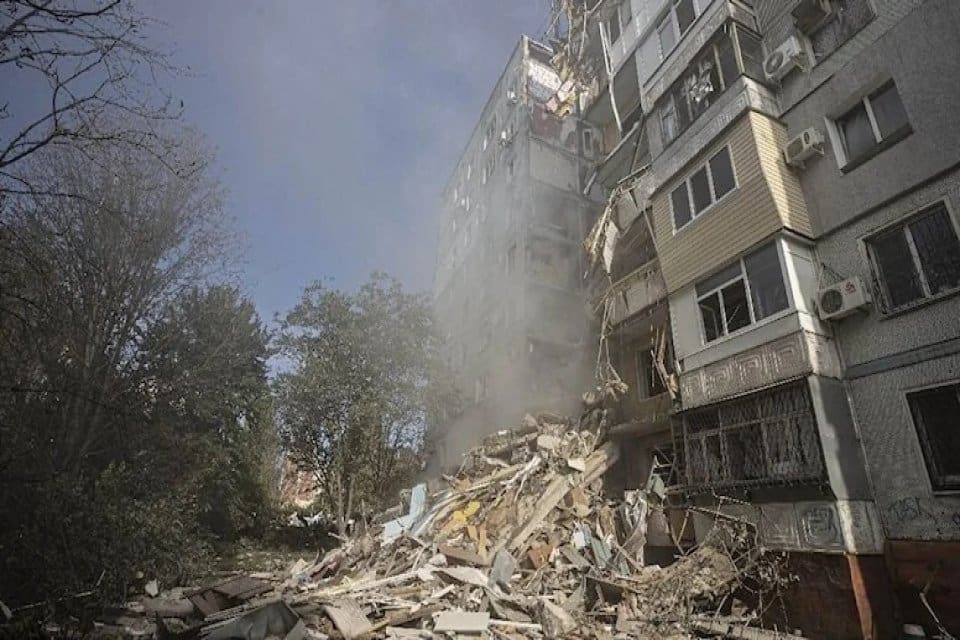 Rus g&uuml;&ccedil;lerinin Ukrayna'nın g&uuml;neydoğusundaki Zaporijya şehrinde d&uuml;zenlediği saldırıda 20 kişinin