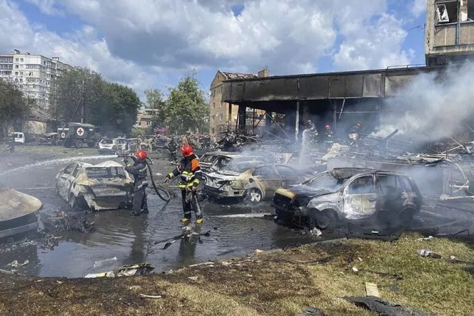 Rus ordusunun Ukrayna'nın Vinnytsia kentindeki bir iş merkezine ger&ccedil;ekleştirdiği f&uuml;zeli