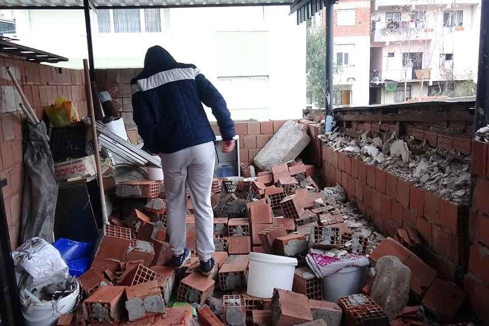 İzmir'in Bayraklı il&ccedil;esinde fırtınanın etkisiyle terasın &ccedil;evresine &ouml;r&uuml;len tuğla duvar