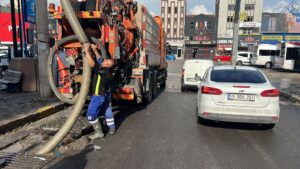 İzmir’de öğleden sonra etkili olan sağanak yağışın yaşamı olumsuz etkilememesi