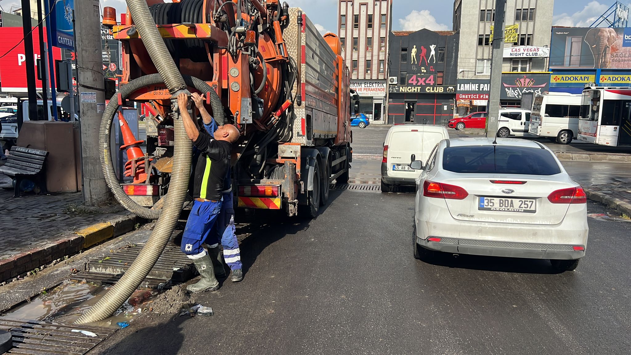 İzmir’de öğleden sonra etkili olan sağanak yağışın yaşamı olumsuz etkilememesi