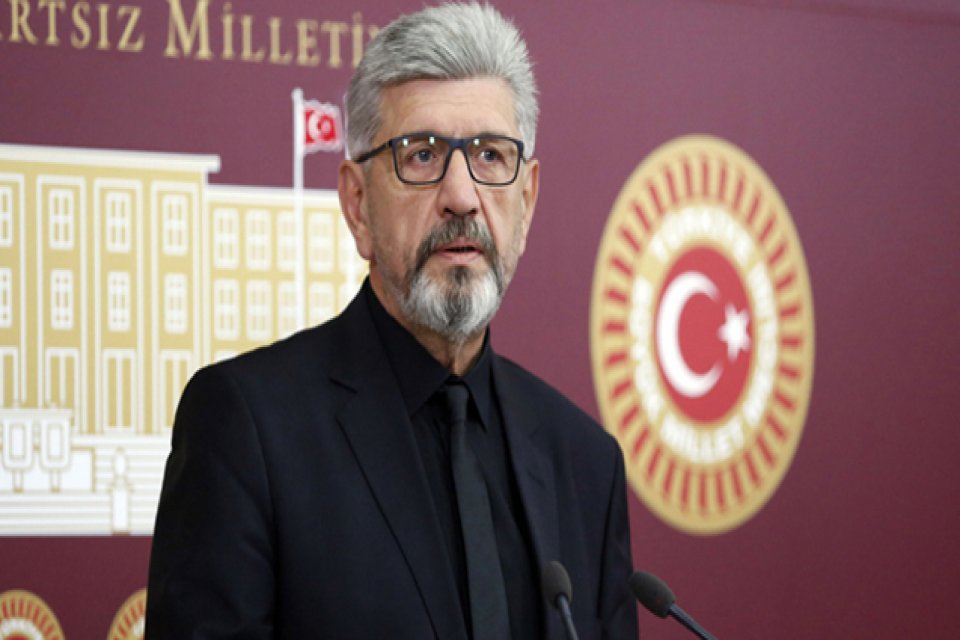 Saadet Partisi'nden istifa eden Cihangir İslam CHP'ye katıldı. Cihangir İslam'ın