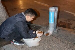 D&uuml;n gece soğuk İzmir sokaklarında y&uuml;rekleri ısıtan bir &ccedil;alışma vardı.