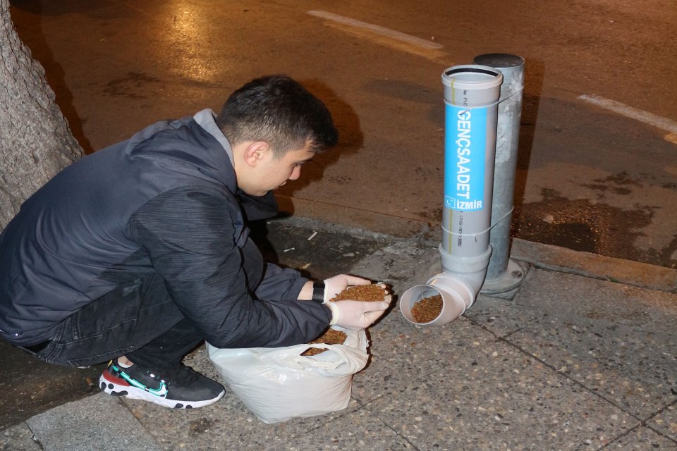 Dün gece soğuk İzmir sokaklarında yürekleri ısıtan bir çalışma vardı.