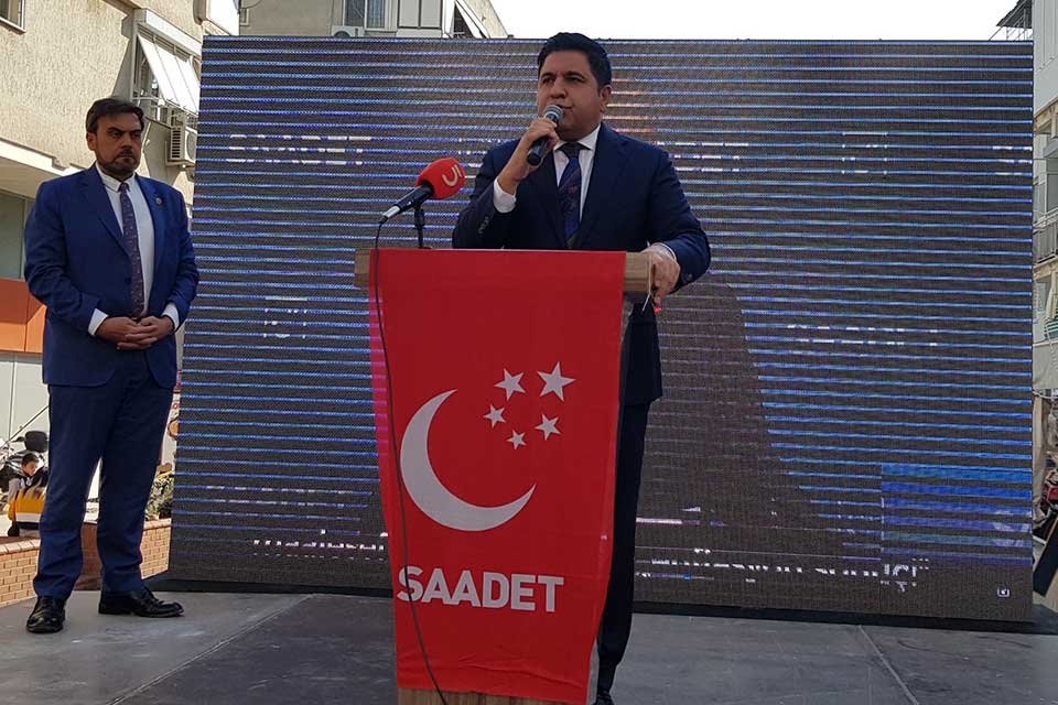 Saadet Partisi Genel Başkan Yardımcısı B&uuml;lent Kaya, partisinin d&uuml;zenlediği bir