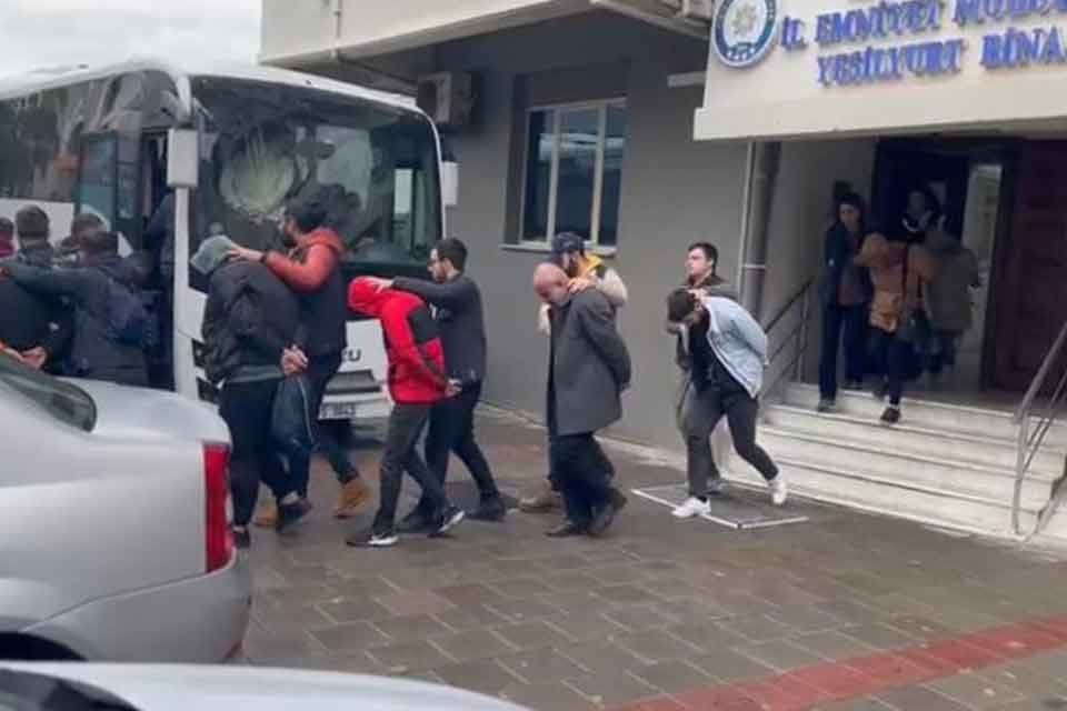 İZMİR merkezli 7 ilde, 'sabun paketleme işi' adı altında 500