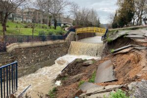İzmir'de sağanak yağmur nedeniyle Bornova Deresi'nin demir parmaklıklarla korunan istinat