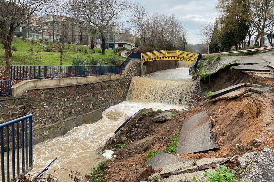 İzmir'de sağanak yağmur nedeniyle Bornova Deresi'nin demir parmaklıklarla korunan istinat