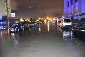 İzmir'in Karşıyaka ilçesinde, sağanak ardından deniz suları yükselerek taştı. Cadde