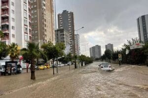 Adana'da etkili olan sağanak ve dolu ile yollar suyla&nbsp;dolarken, s&uuml;r&uuml;c&uuml;ler