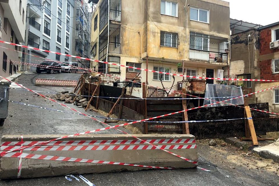 İzmir'in Karabağlar ilçesinde, inşaatın temel kazısına dolan yağmur sularının zemini