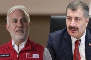 İstanbul &Uuml;sk&uuml;dar'da gen&ccedil;lerle bir araya gelen Sağlık Bakanı Fahrettin Koca,