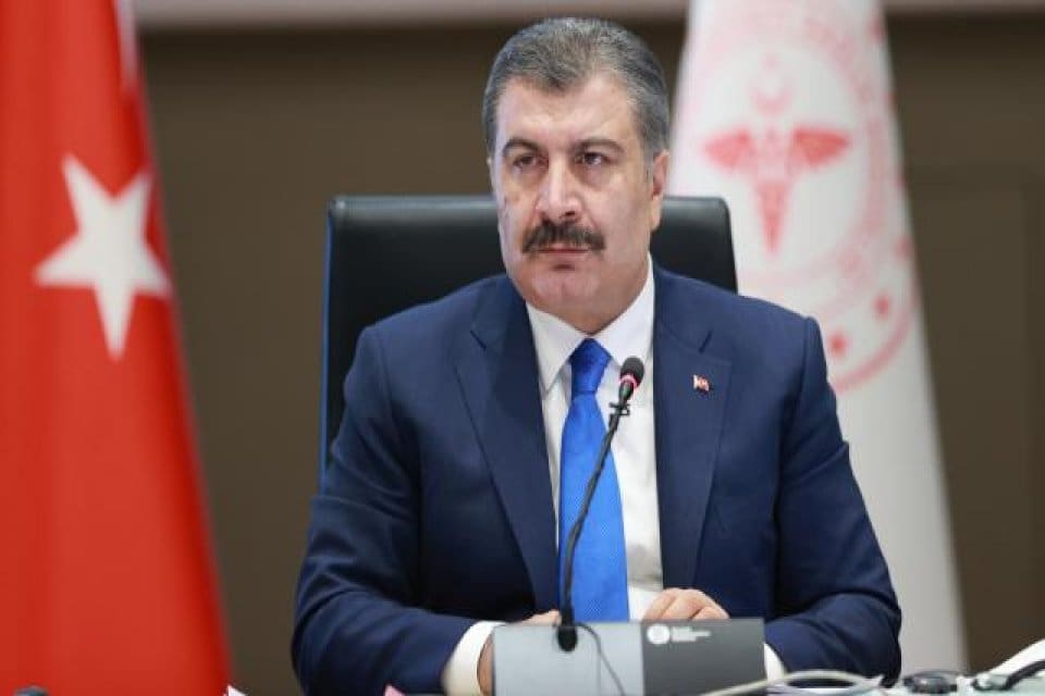 Sağlık Bakanı Fahrettin Koca, koronavir&uuml;s (Covid-19) testinin negatife d&ouml;nd&uuml;ğ&uuml;n&uuml; duyurdu.