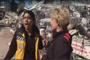 Habert&uuml;rk'&uuml;n afet b&ouml;lgesinde yaptığı yayın sırasında iktidara tepki g&ouml;steren sağlık
